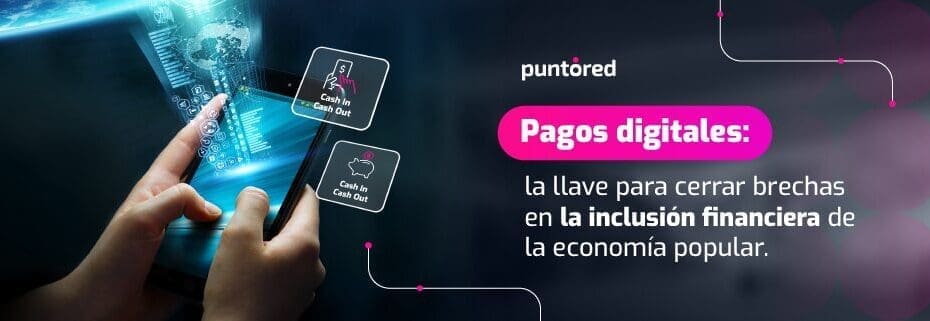 Persona utilizando un teléfono inteligente para realizar un pago digital en un mercado colombiano.